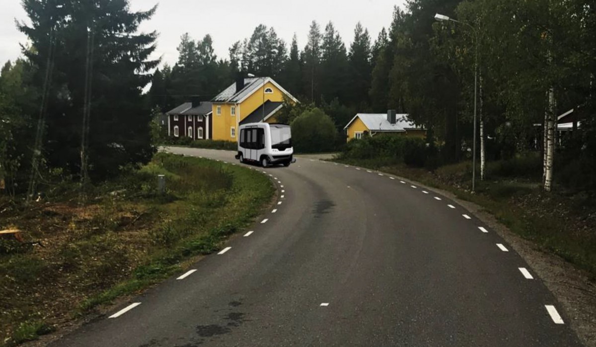 Självkörande buss på en svensk landsväg, längs vägen står några hus